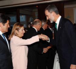 Su Majestad el Rey recibe el saludo de la presidenta del Congreso de los Diputados, Ana Pastor