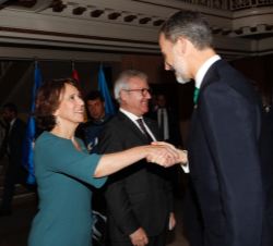 Su Majestad el Rey recibe el saludo de la directora de la Fundación Princesa de Asturias, Teresa Sanjurjo 