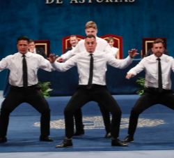 Representación de una Haka, baile tradicional que los All Blacks ejecutan antes del inicio de sus encuentros