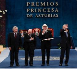 Marcos Mundstock, Carlos López Puccio, Jorge Luis Maronna, Carlos Núñez Cortés, Premio Princesa de Asturias de Comunicación y Humanidades, tras recoge