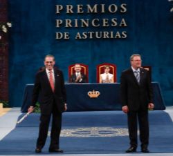 Philippe de Montebello, presidente del Patronato de la Hispanic Society of America y Mitchell Codding, presidente y director ejecutivo, tras recoger e