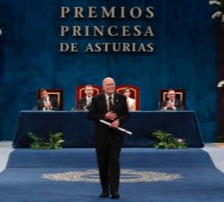 Adam Zagajewski, Premio Princesa de Asturias de las Letras, tras recibir el galardón
