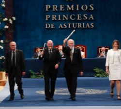 Rainer Weiss, Kip. S. Thorne, Barry C. Barish y Laura Cadonati tras recoger el Premio Princesa de Asturias de Investigación Científica y Técnica 