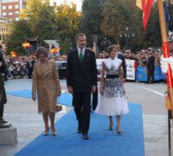 Sus Majestades los Reyes y Su Majestad la Reina Sofía, a su llegada a la Plaza del Teatro