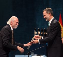 Su Majestad el Rey entrega el Premio Princesa de Asturias de Investigación Científica y Técnica a Barry C. Barish