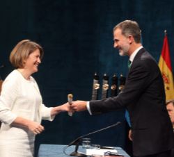 Su Majestad el Rey entrega el diploma Princesa de Asturias de Investigación Científica y Técnica a Laura Cadonati