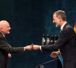 Su Majestad el Rey entrega el Premio Princesa de Asturias de las Letras a Adam Zagajewski