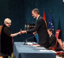Su Majestad el Rey entrega el Premio Princesa de Asturias de Ciencias Sociales a Karen Armstrong