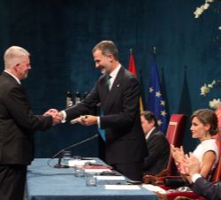 Su Majestad el Rey entrega el Premio Princesa de Asturias de los Deportes a la Selección de Rugby de Nueva Zelanda (All Blacks), Steve Tew, director e