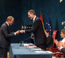Su Majestad el Rey entrega a Donald Tusk, presidente del Consejo Europeo, el Premio Princesa de Asturias de la Concordia