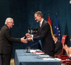 Su Majestad el Rey entrega el Premio Princesa de Asturias de la Concordia a la Unión Europea. Jean Claude-Juncker, presidente de la Comisión Europea, 