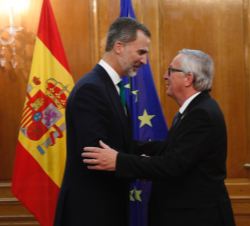 Su Majestad el Rey recibe el saludo del Presidente de la Comisión Europea, Jean-Claude Juncker