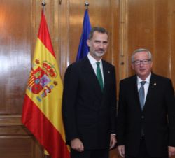 Su Majestad el Rey junto al Presidente de la Comisión Europea, Jean-Claude Juncker