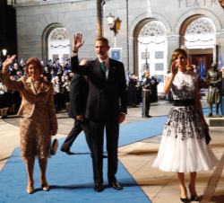 Sus Majestades los Reyes y Su Majestad la Reina Doña Sofía saludan a los ciudadanos congregados en la Plaza del Teatro