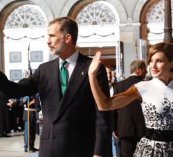 Sus Majestades los Reyes reciben el cariño del público congregado a su salida del Teatro Campoamor