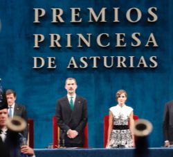 Sus Majestades los Reyes durante la interpretación del Himno de Asturias por la Banda de Gaitas "Ciudad de Oviedo"