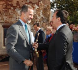 Su Majestad el Rey recoge el Bastón de Mando de manos del alcalde de Villaviciosa, Alejandro Vega