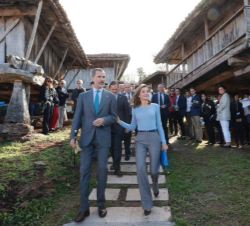 Sus Majestades los Reyes durante la visita entre hórreos y paneras