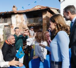 Sus Majestades los Reyes con los vecinos durante su recorrido por el pueblo