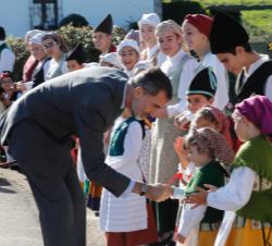 Don Felipe con los niños componentes de los grupos de bailes tradicionales