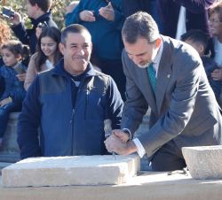 Don Felipe practica sobre una piedra de cantero