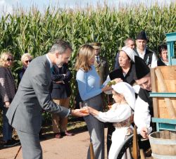 Don Felipe y Doña Letizia durante la visita a Poreñu en la extracción del primer mosto de la temporada