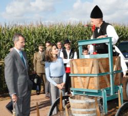 Sus Majestades los Reyes mientras se está realizando la extracción del mosto con el llagar