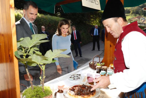 Roberto Carneado explica a Don Felipe y Doña letizia una muestra de los productos de Poreñu