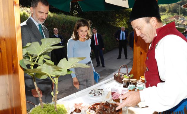 Roberto Carneado explica a Don Felipe y Doña letizia una muestra de los productos de Poreñu