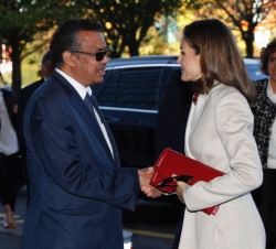 Su Majestad la Reina recibe el saludo del director general de la OMS, Tedros Adhanom Ghebreyesus