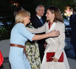 Su Majestad la Reina recibe el saludo de la directora del Departamento de Salud Pública, Medio Ambiente y Determinantes Sociales de la Salud de la OMS