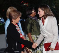 Su Majestad la Reina recibe el saludo de la directora de la oficina del director general de la OMS. Isabelle Nuttall