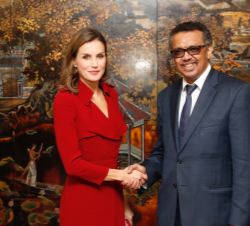 Su Majestad la Reina junto al director general de la OMS, Tedros Adhanom Ghebreyesus