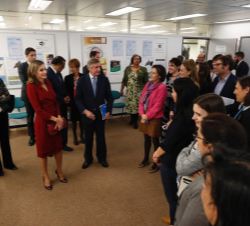 Su Majestad la Reina mantuvo un breve encuentro con funcionarios españoles en la OMS