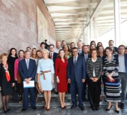 Fotofrafía de grupo de Su Majestad la Reina al término de la reunión de trabajo en la OMS