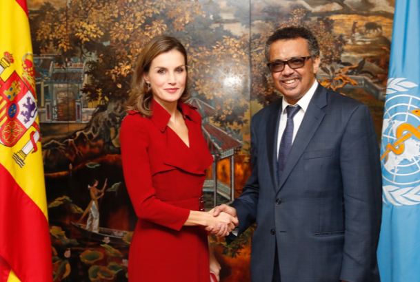Su Majestad la Reina junto al director general de la OMS, Tedros Adhanom Ghebreyesus