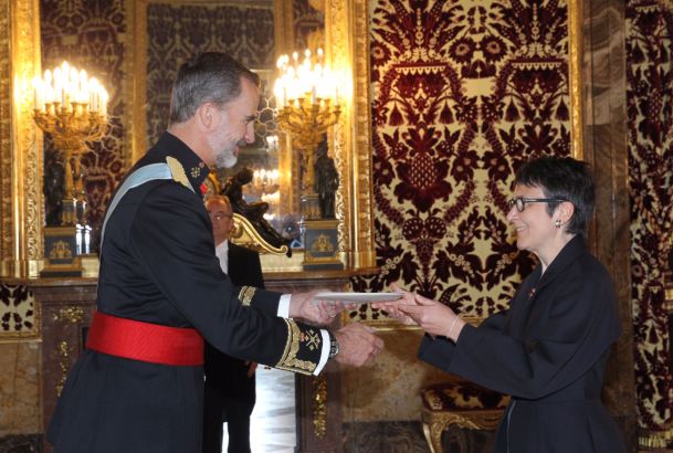 Su Majestad el Rey recibe la Carta Credencial de manos de la embajadora del Gran Ducado de Luxemburgo, Michèle Pranchere-Tomassini