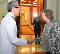 Su Majestad la Reina Doña Sofía es recibida por el viceprimer ministro tailandés, Somkid Jatusripitak, a su llegada al aeropuerto internacional Suvarn