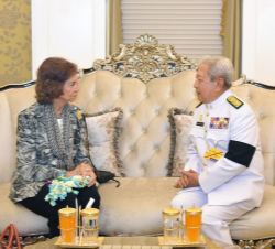 Su Majestad la Reina Doña Sofía junto al miembro del Consejo Privado del Rey de Tailandia, Surayud Chulanont, durante el encuentro que mantuvieron en 