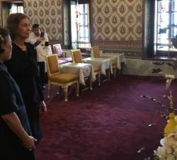 Su Majestad la Reina Doña Sofía junto a  Su Alteza Real la Princesa Maha Chakri Sirindhorn de Tailandia, rindiendo homenaje a los restos mortales de S