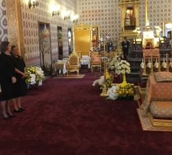 Su Majestad la Reina Doña Sofía junto a  Su Alteza Real la Princesa Maha Chakri Sirindhorn de Tailandia, rindiendo homenaje a los restos mortales de S