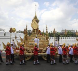 Soldados con uniformes tradicionales arrastran la gran carroza dorada con la urna real del difunto monarca Bhumibol Adulyade, desde el Gran Palacio Re