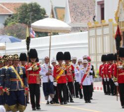 Su Majestad el Rey Maha Vajiralongkorn Bodindradebayavarangkun de Tailandia marcha durante la ceremonia funeral por Su Majestad el Rey Bhumibol Adulya