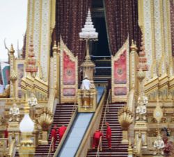 La urna con los restos mortales del Rey Bhumibol Adulyadej es llevada al Crematorio Real en Sanam Luang 