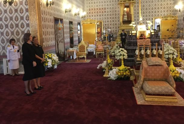 Su Majestad la Reina Doña Sofía junto a  Su Alteza Real la Princesa Maha Chakri Sirindhorn de Tailandia, rindiendo homenaje a los restos mortales de S
