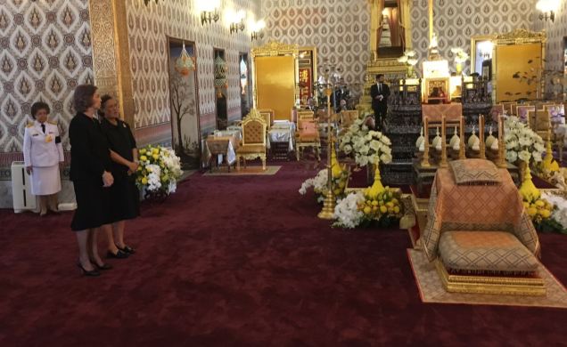 Su Majestad la Reina Doña Sofía junto a  Su Alteza Real la Princesa Maha Chakri Sirindhorn de Tailandia, rindiendo homenaje a los restos mortales de S