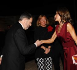 Su Majestad la Reina recibe el saludo del director del diario ABC, Bieito Rubido, en presencia de la presidenta y editora de ABC, Catalina Luca de Ten