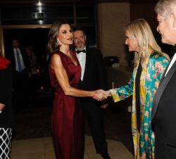 Su Majestad la Reina a su llegada al acto es saludada por la presidenta de la Comunidad de Madrid, Cristina Cifuentes