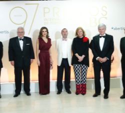 Fotografía de grupo de Su Majestad la Reina con la presidenta y editora de ABC, el presidente de Vocento, el presidente del Jurado y los premiados