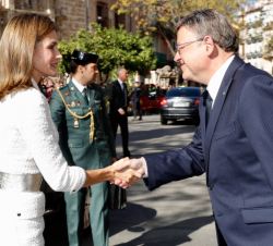 Su Majestad la Reina es recibida por el presidente de la Generalitat Valenciana, Ximo Puig, a su llagada a la Lonja de los Mercaderes